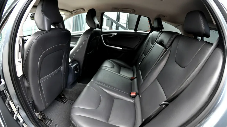 VOLVO V60 -