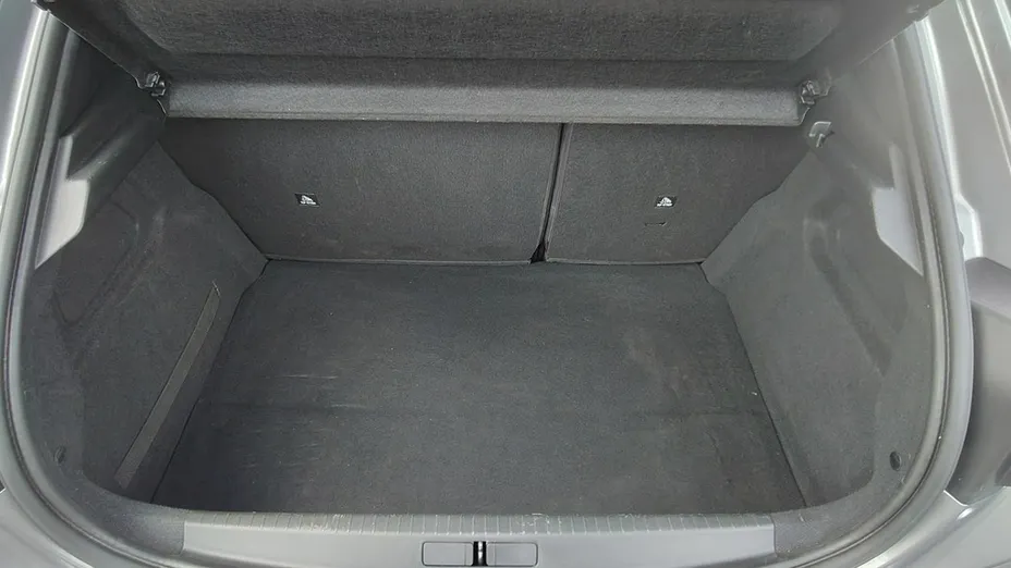 PEUGEOT 208 -