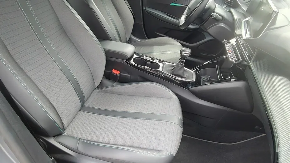 PEUGEOT 208 -