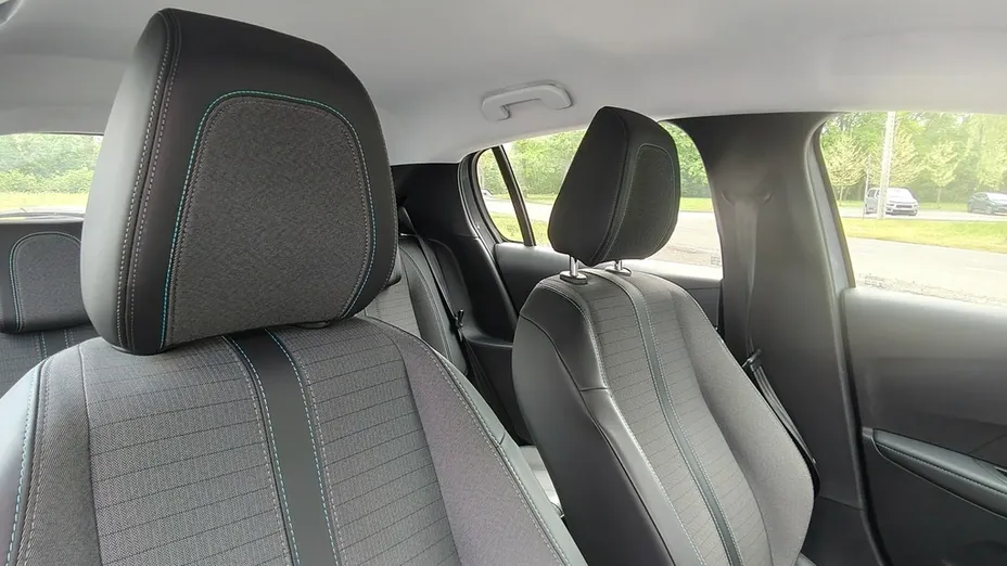 PEUGEOT 208 -