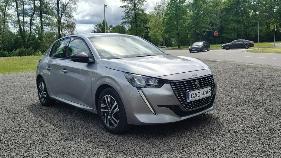 PEUGEOT 208 -