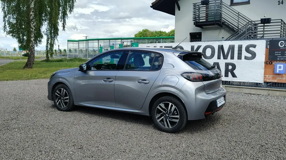 PEUGEOT 208 -