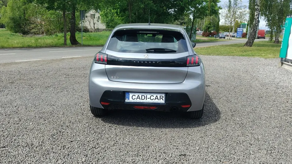 PEUGEOT 208 -