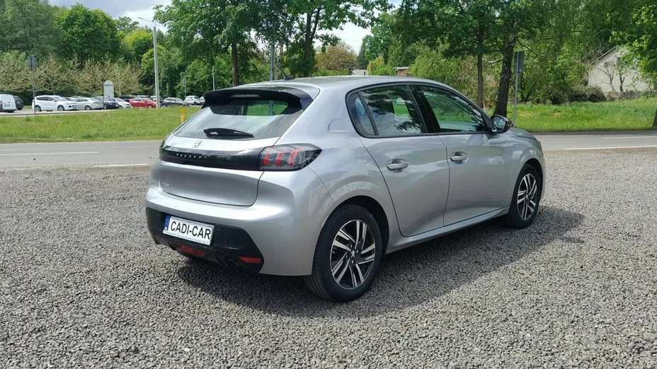 PEUGEOT 208 -