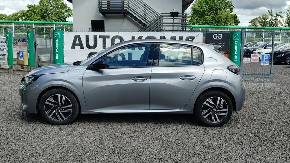 PEUGEOT 208 -