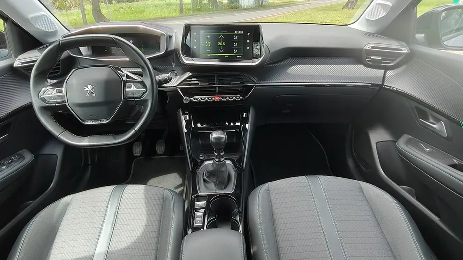 PEUGEOT 208 -