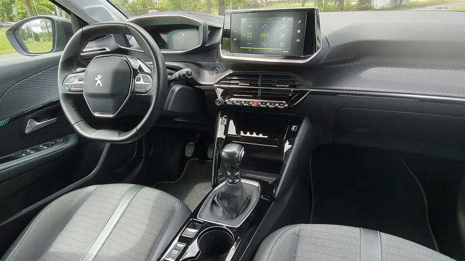 PEUGEOT 208 -