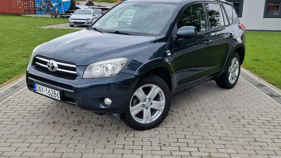 TOYOTA RAV4 -