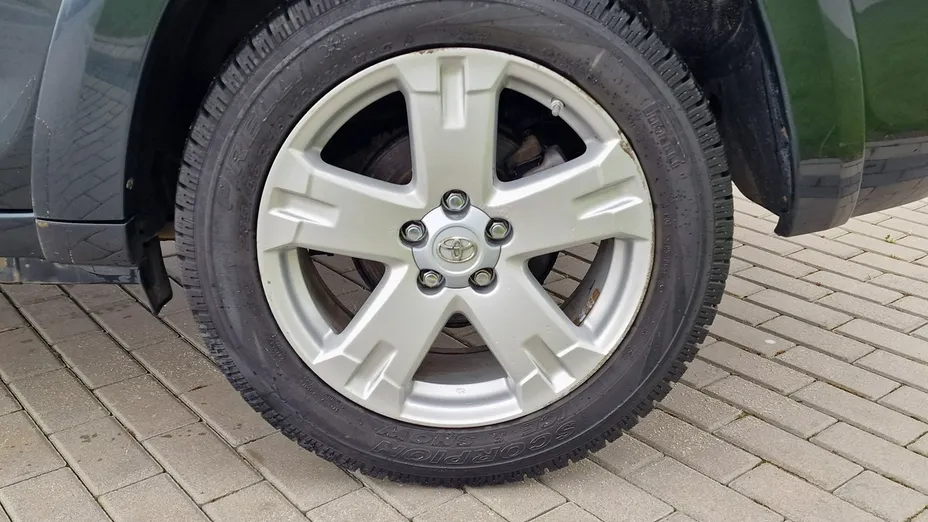 TOYOTA RAV4 -