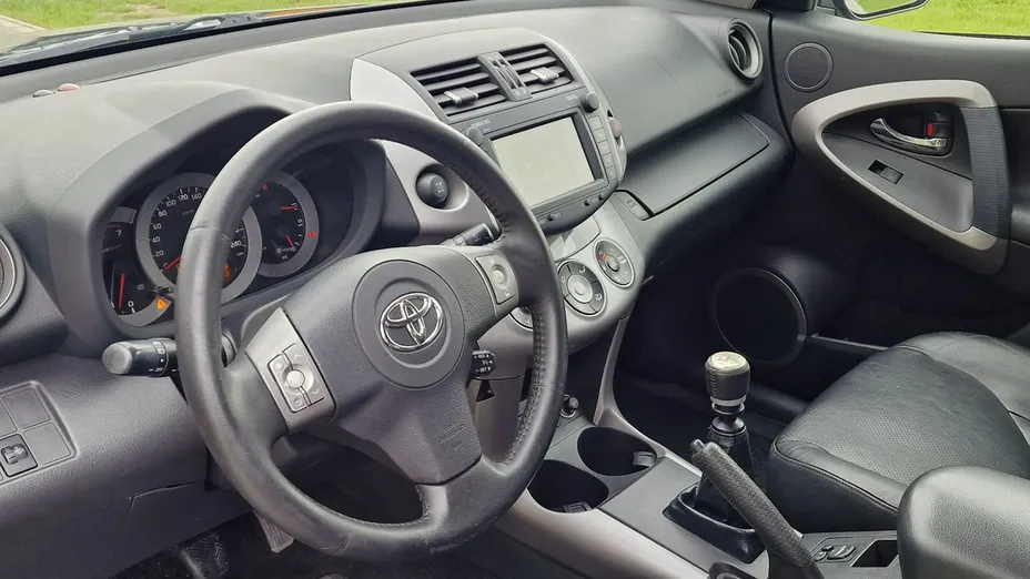 TOYOTA RAV4 -
