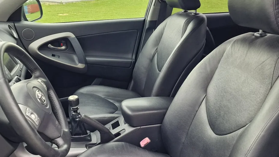 TOYOTA RAV4 -