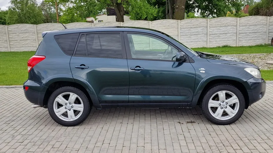 TOYOTA RAV4 -