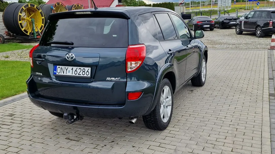 TOYOTA RAV4 -