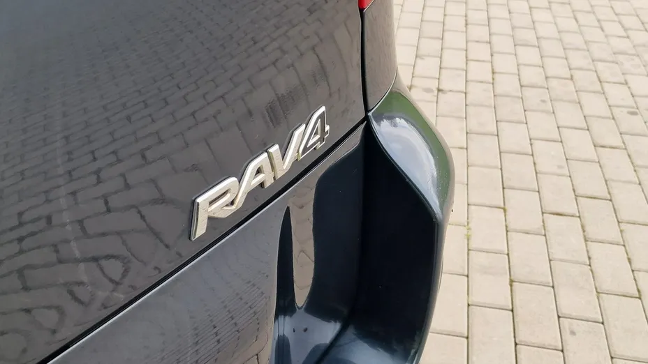 TOYOTA RAV4 -