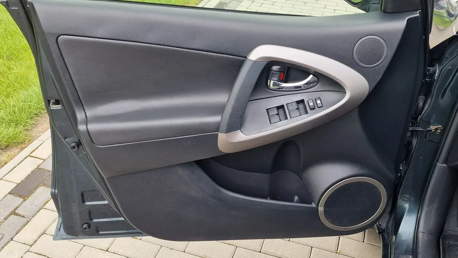 TOYOTA RAV4 -