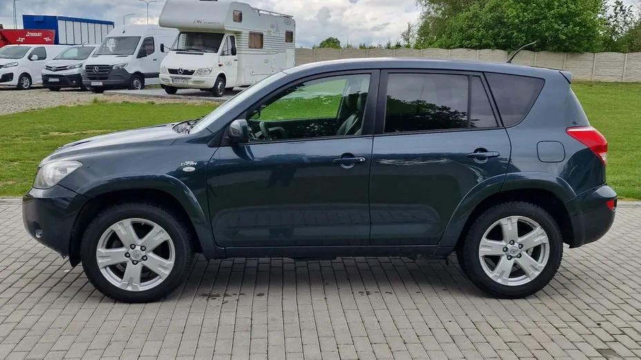 TOYOTA RAV4 -
