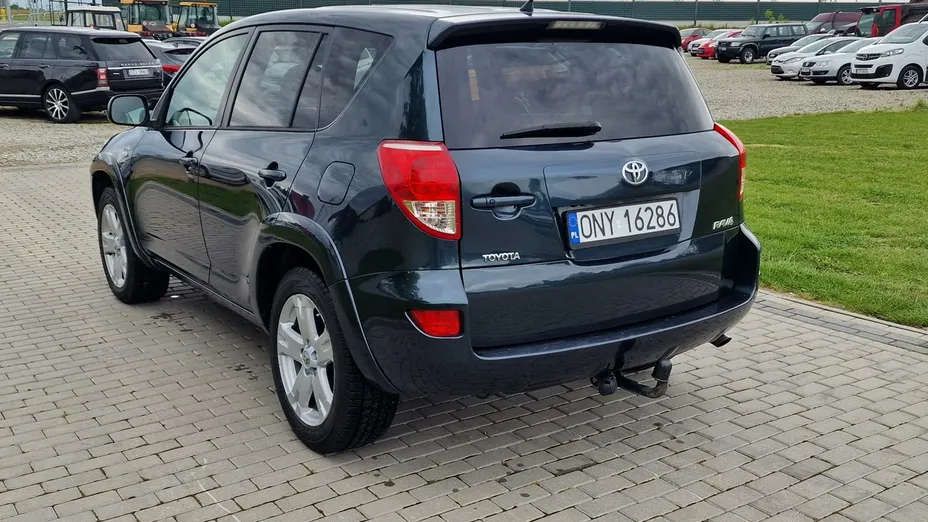 TOYOTA RAV4 -