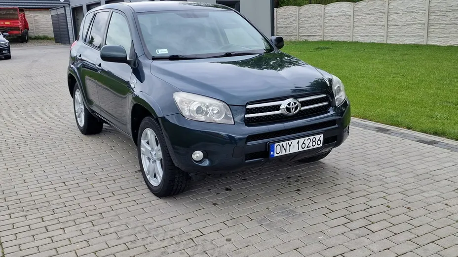 TOYOTA RAV4 -