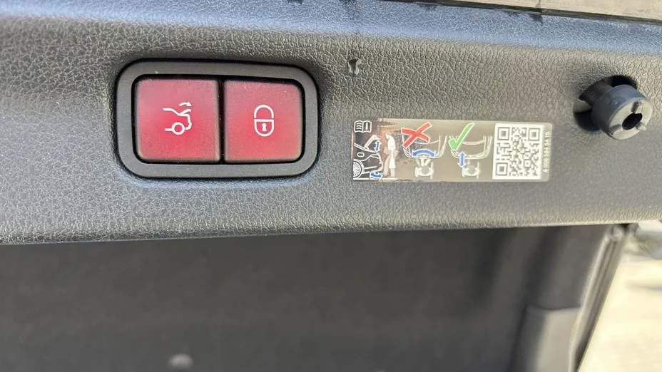MERCEDES-BENZ EQE -