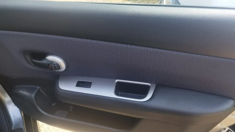 NISSAN Tiida -