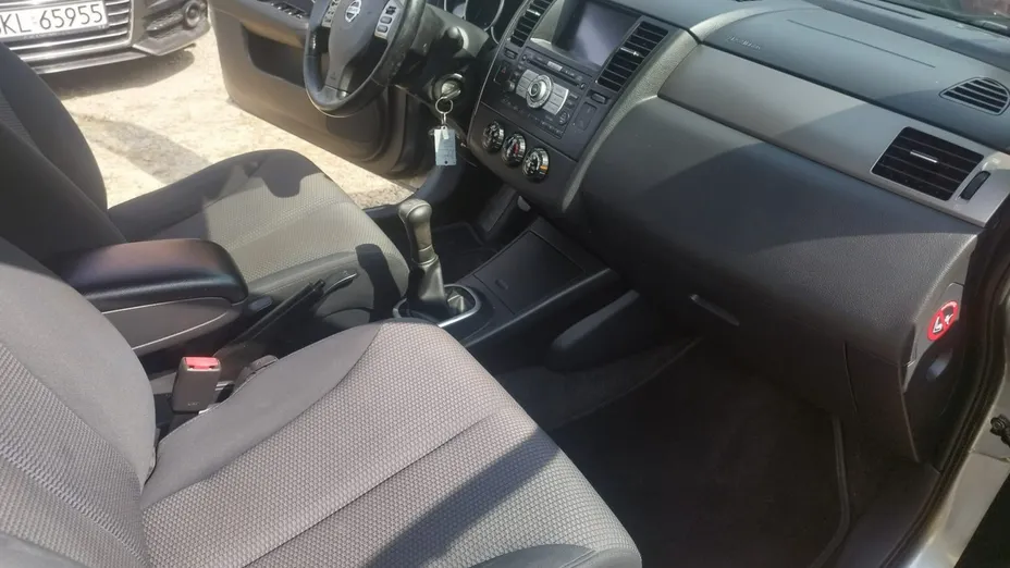 NISSAN Tiida -