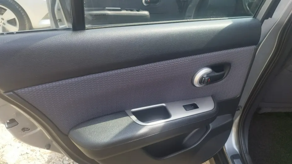 NISSAN Tiida -