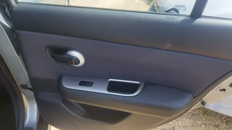 NISSAN Tiida -