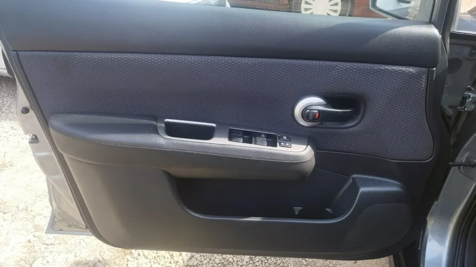 NISSAN Tiida -