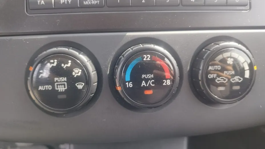 NISSAN Tiida -