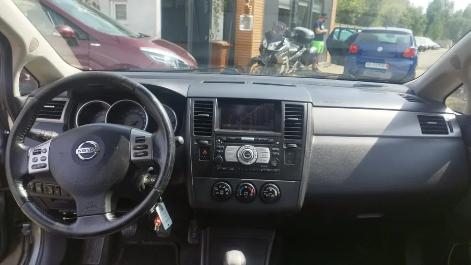 NISSAN Tiida -