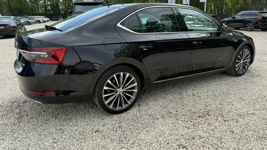 SKODA Superb -