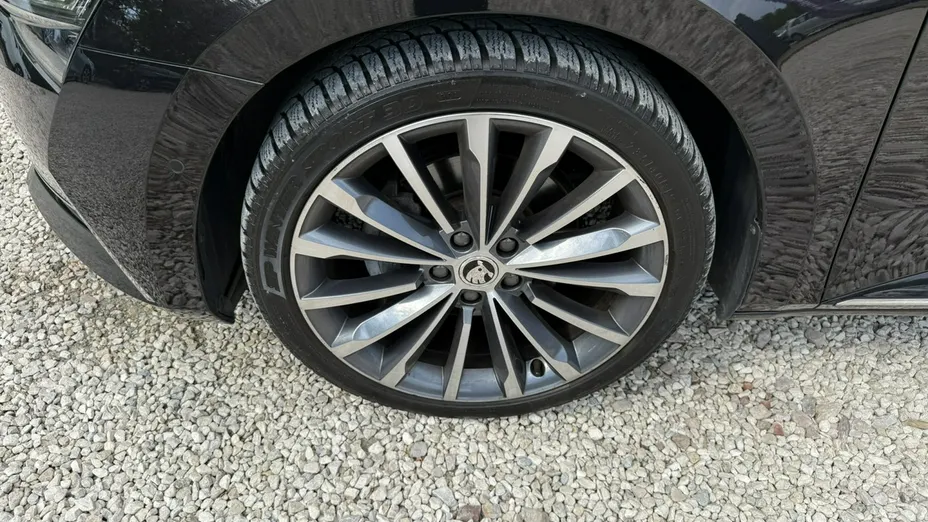SKODA Superb -