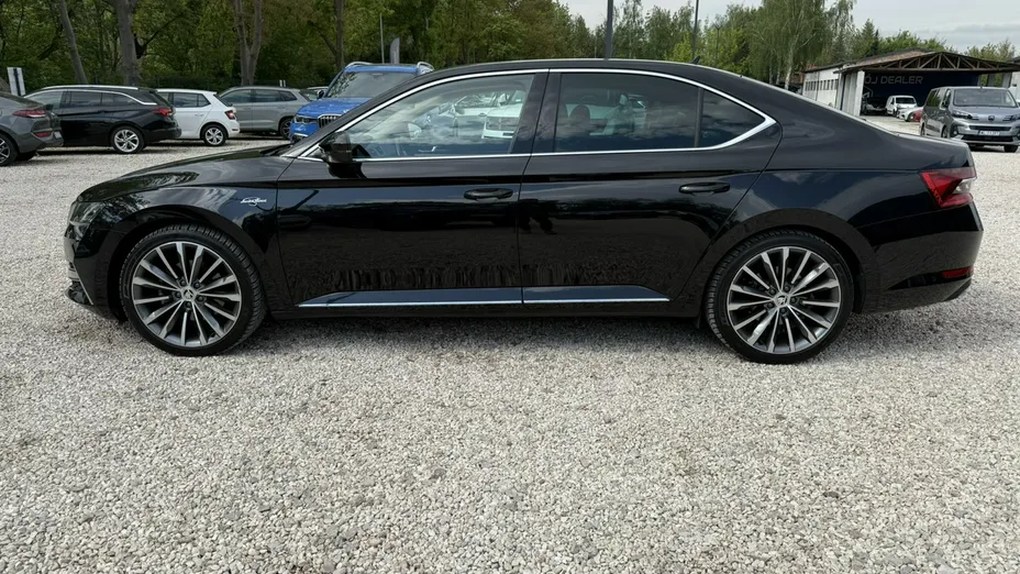 SKODA Superb -