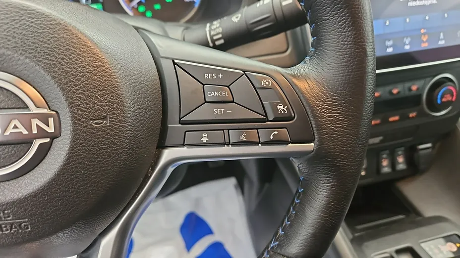 NISSAN Leaf -
