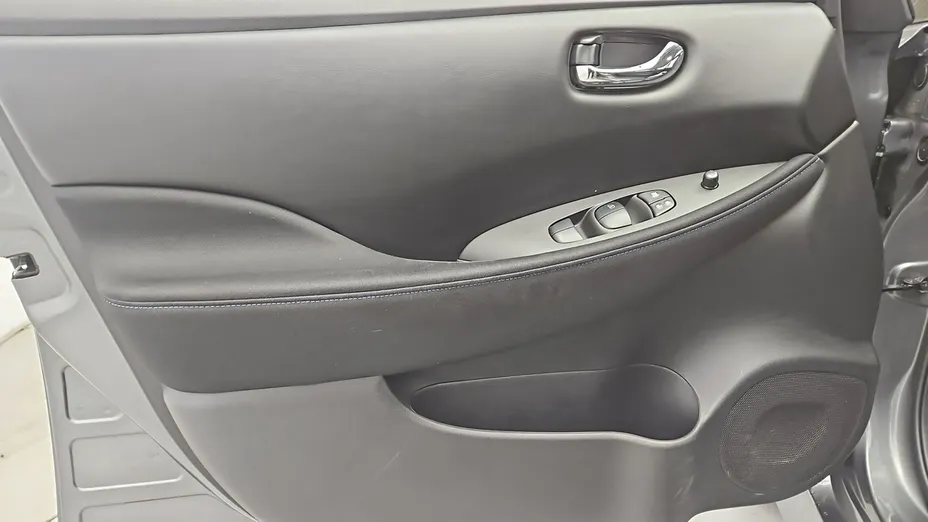 NISSAN Leaf -