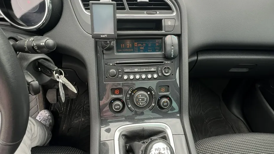 PEUGEOT 5008 -
