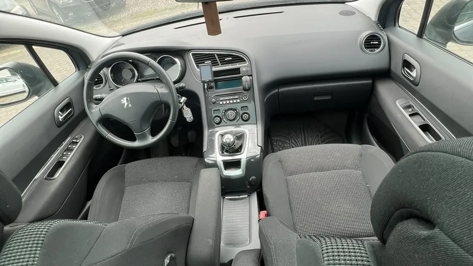 PEUGEOT 5008 -