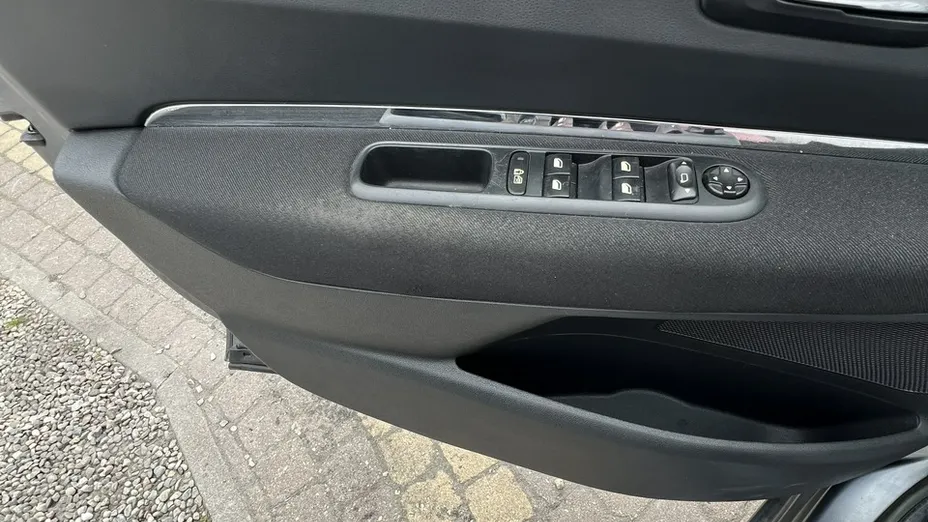 PEUGEOT 5008 -