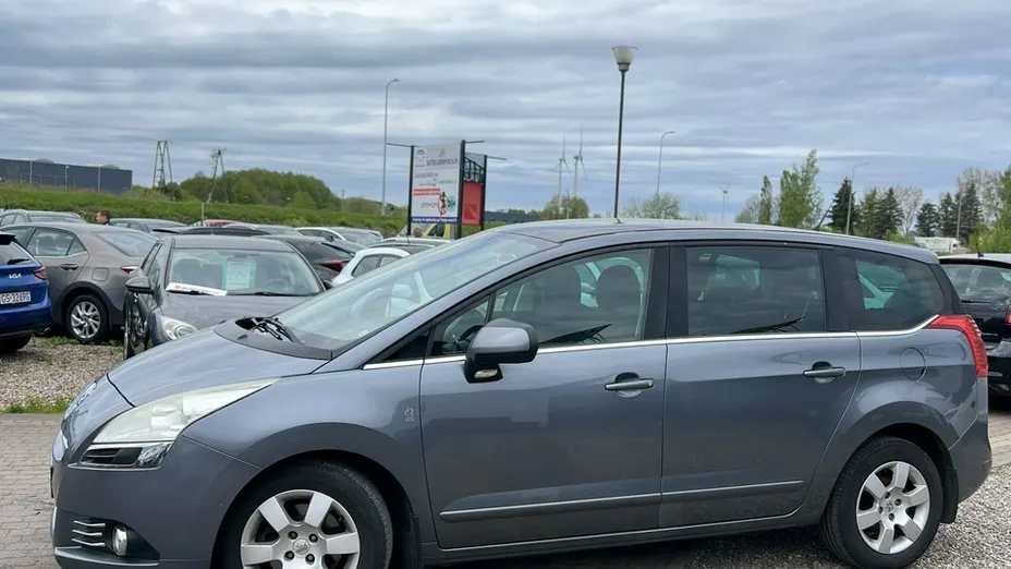 PEUGEOT 5008 -