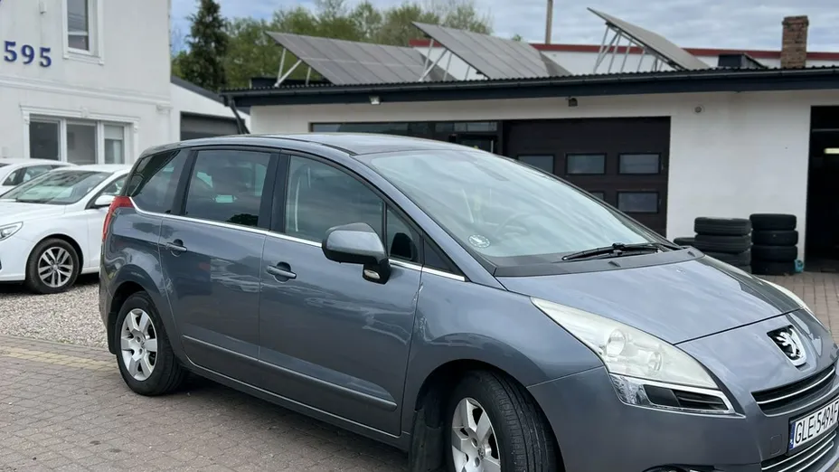PEUGEOT 5008 -