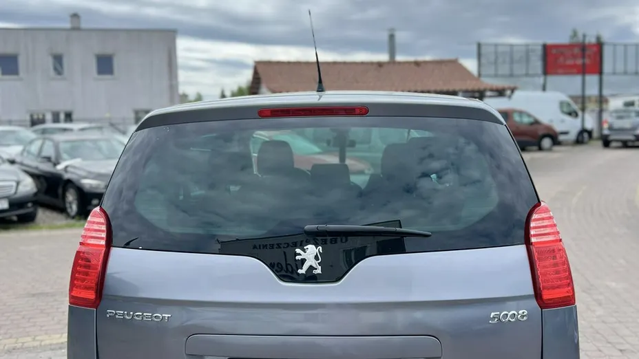 PEUGEOT 5008 -