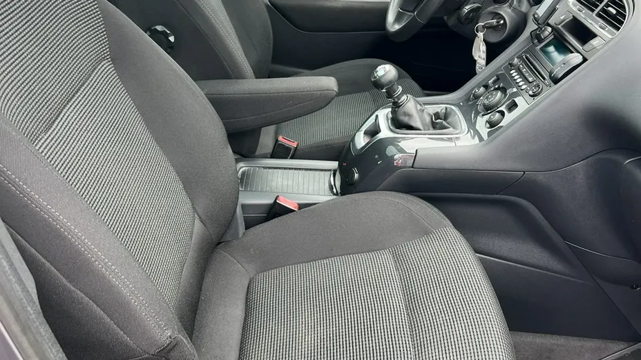 PEUGEOT 5008 -