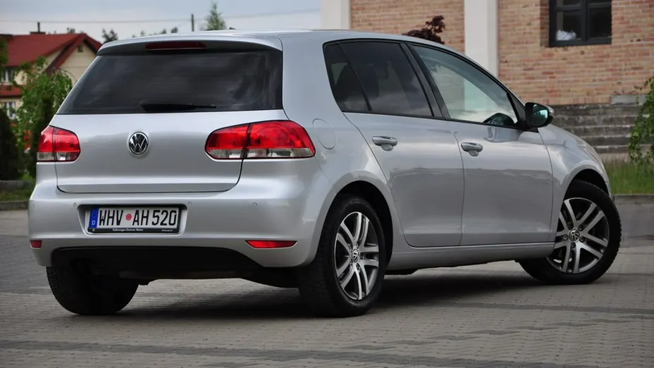 VOLKSWAGEN Golf -