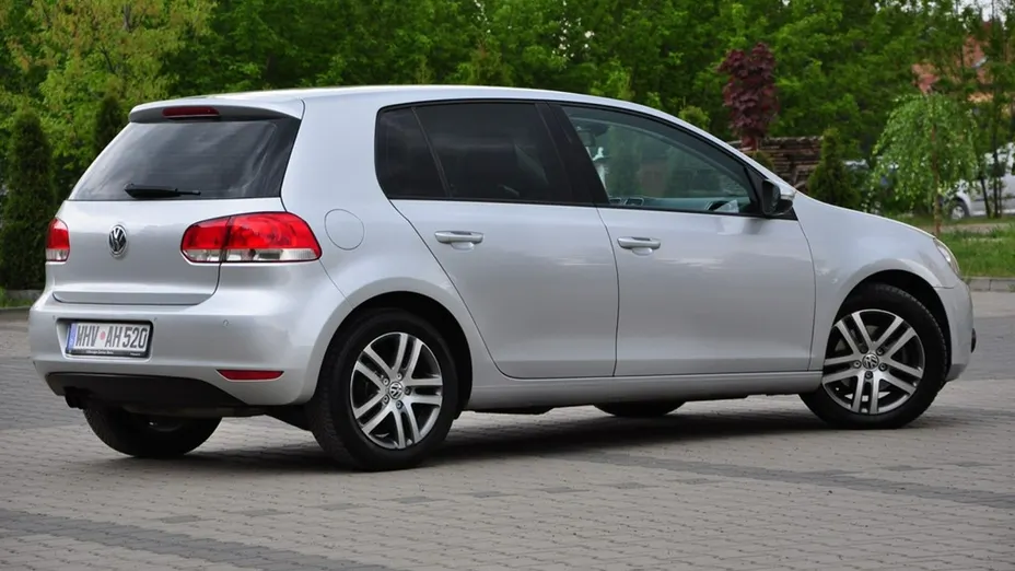 VOLKSWAGEN Golf -