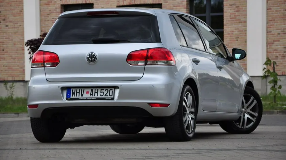 VOLKSWAGEN Golf -