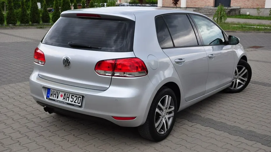 VOLKSWAGEN Golf -