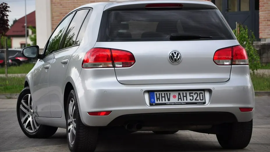 VOLKSWAGEN Golf -