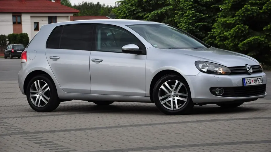 VOLKSWAGEN Golf -