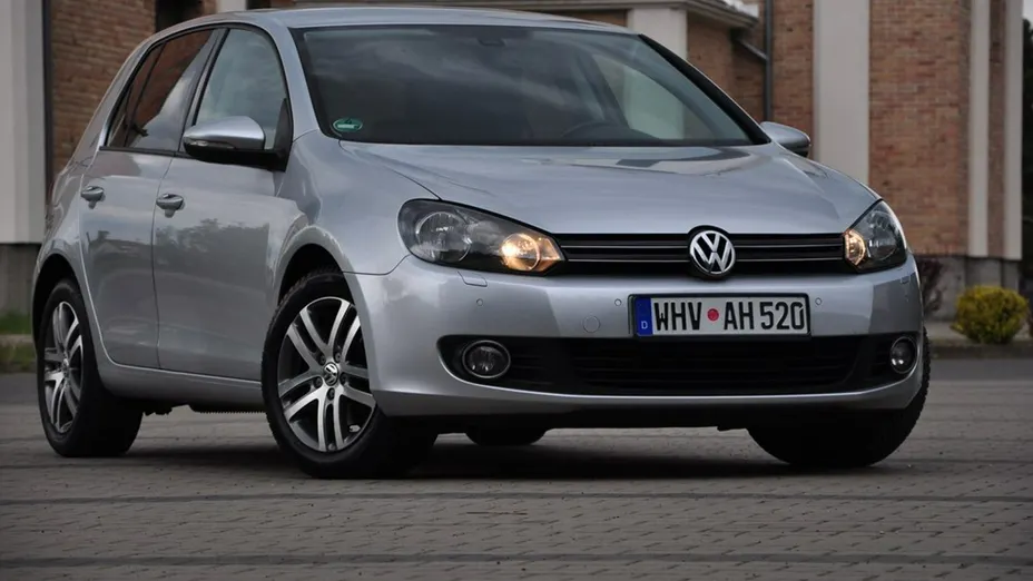 VOLKSWAGEN Golf -