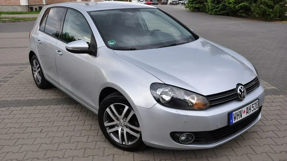 VOLKSWAGEN Golf -